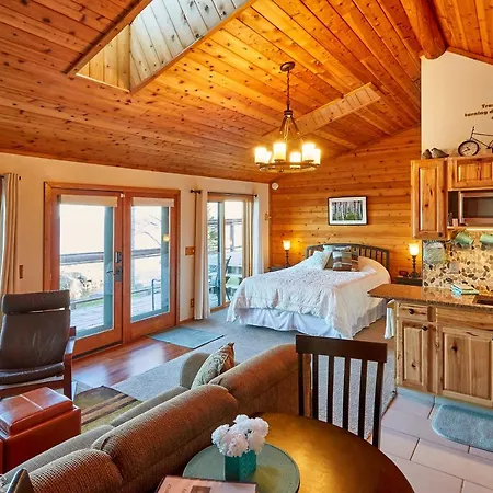 Cozy Schroeder Studio with Deck on Lake Superior!